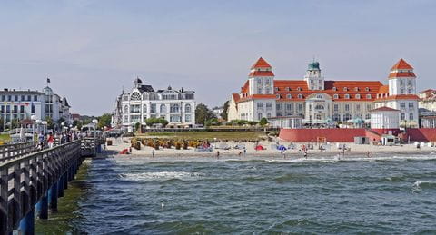 Ein wunderschönes Kurhaus im Seebad Binz liegt direkt am Meer. 