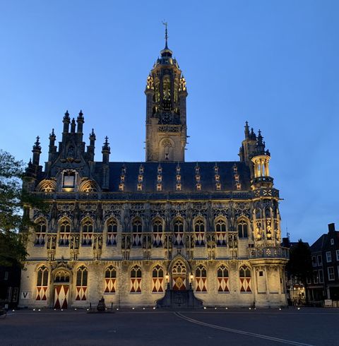 Sicht auf das Rathaus in Middelburg am Abend.