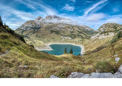 Der Formarinsee, ein Bergsee auf dem Lechweg in Österreich, dem man auf seiner Wanderung begegnet. Wanderferien mit Eurotrek.