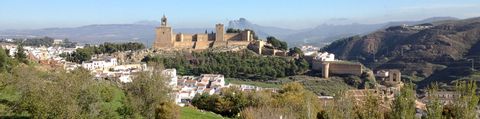 Eine Burg mit Kirche auf einem leicht erhöten Berg. Darunter befindet sich Antequera in Andalusien.