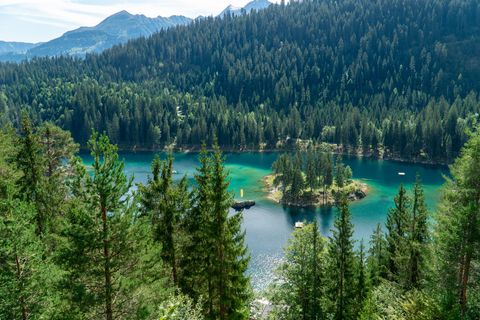 Der Caumasee liegt inmitten dicht bewaldetem Gebiet in der Gemeinde Flims im Kanton Graubünden.