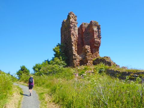 Historische Ruine mit Wanderin am Fife Coastal Path