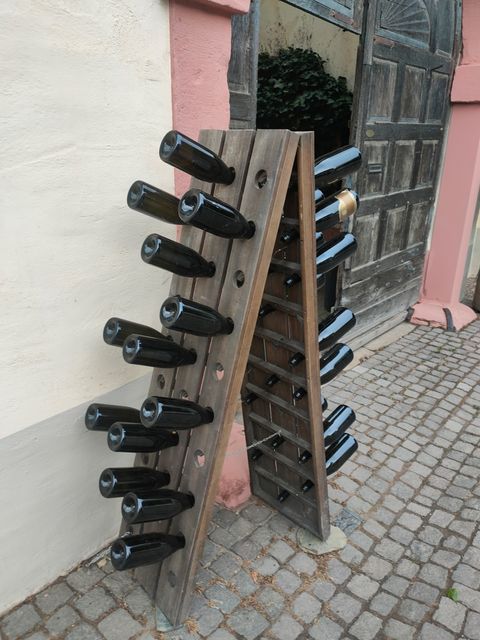 Eingang vom Warsberger Weinhof mit eigenwilliger Flaschenkunst.