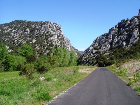 Eine schmale Strasse führt durch eine einsame Landschaft in La Rioja in Spanien.
