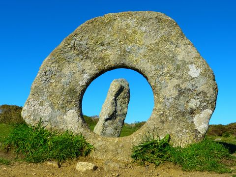 Ein runder Stein mit einem Loch in der Mitte in Cornwall.