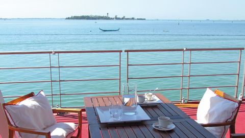 Tisch mit Aussicht auf das Meer. Rad-Schiff-Mantua-Venedig mit Eurotrek.