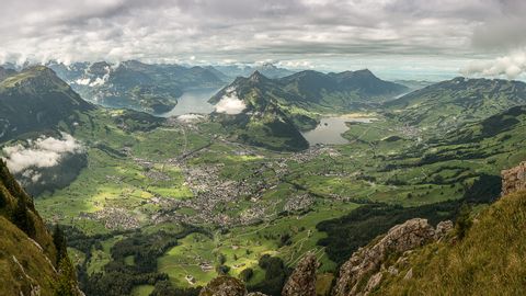 Panoramablick ins Tal mit Seen und Bergen in der Ferne