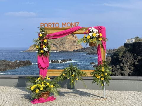 Toller Blumenrahmen mit Aussicht in Porto Moniz