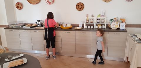 Frau und ein Kind beim Frühstücksbuffet im Ferienhaus