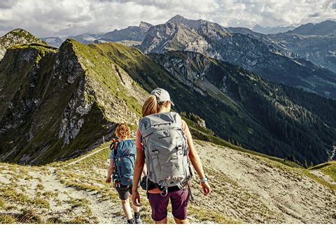 Zwei Wandererinnen bei Gräfimattstand, Ausblick auf die Innerschweizer Alpenwelt