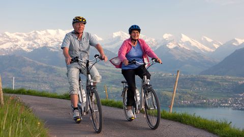 Couple âgé à Sigriswill en route avec son vélo électrique