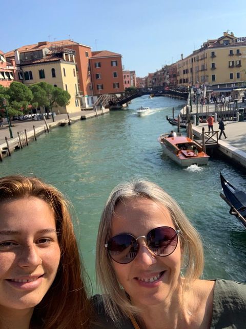 Luvi und ihre Mutter machen ein Selfie vor einem Kanal in Venedig. 