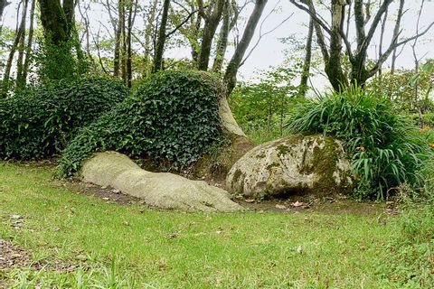 Eine schlafende Statue im Lost Gardens of Heligan.