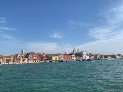 Vom Schiff aus blickt man auf die Küste von Venedig. 