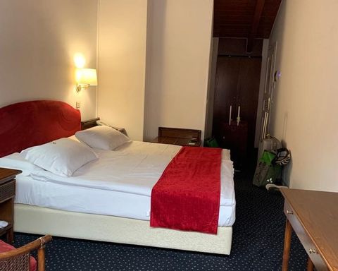 Ein Bett mit rotem Überzug im Hotel Hannover in Grado. 