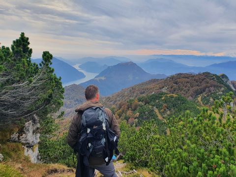 Wanderer mit einer Aussicht. auf dem Sentiero lago di Lugano. Wanderferien mit Eurotrek.
