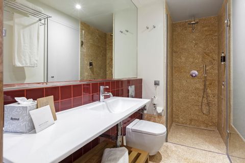 Klassisches Badezimmer im Neya Hotel Porto