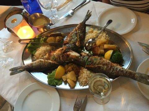 Fischgericht auf Santorin