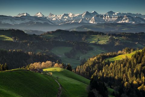 Atemberaubendes Bergpanorama vor emmentaler Hügellandschaft.