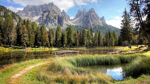 Ein kleiner See mit der Cadini-Gruppe im Hintergrund in den Dolomiten in Italien.