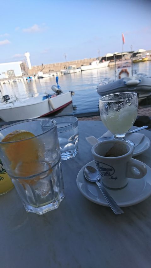 Tassen und Gläser stehen auf einem Tisch an der Küste Siziliens.