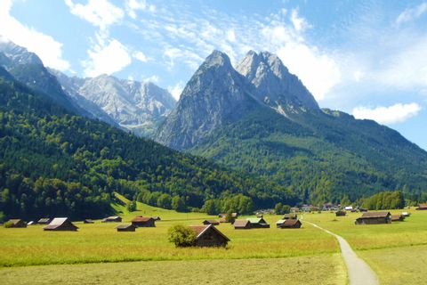 Alpenlandschaft mit Blick auf Wanderwege und die Zugspitze