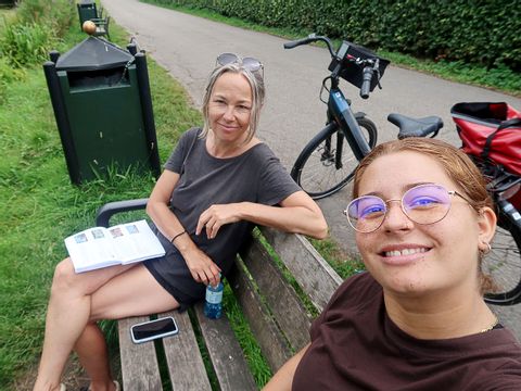 Luvi und ihr Mami sitzen auf einer Bank auf ihrer Studienreise durch Holland mit dem Velo. 