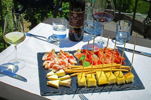 Zwischenverpflegung im Piemont mit Käse, Rohschiunken und Wein.
