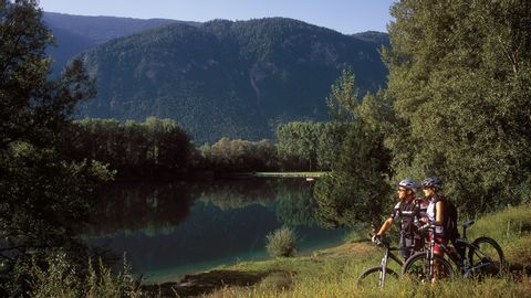 Zwei Mountainbiker machen Pause am Seeufer.