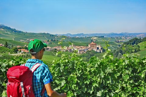 Wanderer mit Aussicht auf Piemont