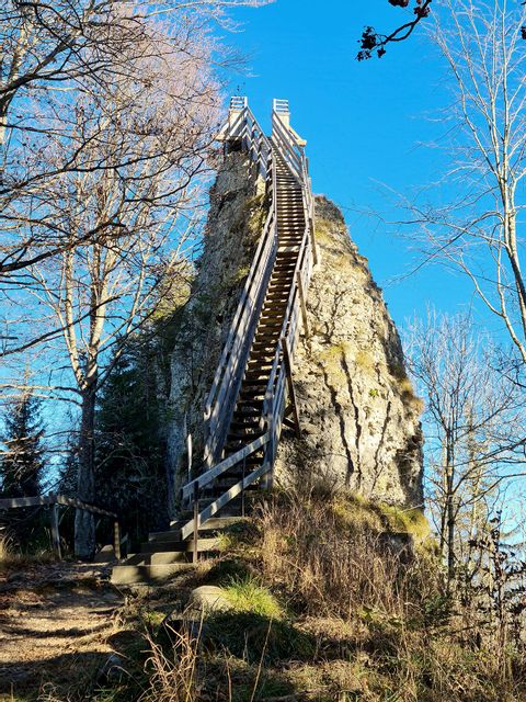 Eine steile Treppe führt auf einen Fels, dem Guggershörnli. 
