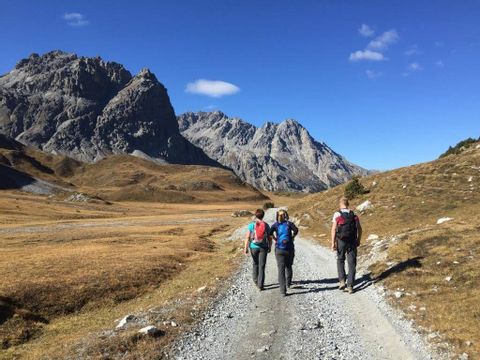 3 Wanderer vor Bergkulisse im Engadin. 