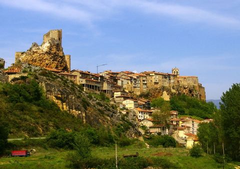 Ein Dorf das komplet in den Berg gebaut ist. Auf der linken Seite sind noch Überreste einer Burg zu sehen.