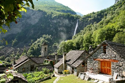 Ein kleines Dorf mit Rustico Häuschen die in den Hügel gebaut sind.