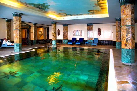 Pool im Häckers Grand Hotel