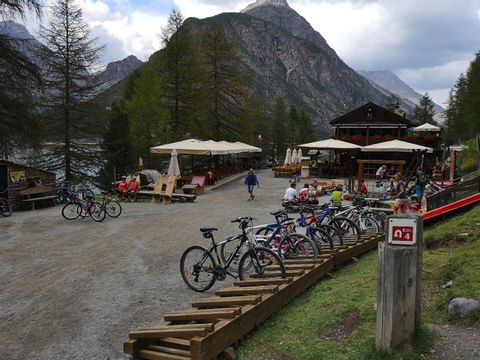Viele Velos sind vor einem Bergrestaurant abgestellt. Nationalpark-Bike. Veloferien mit Eurotrek.