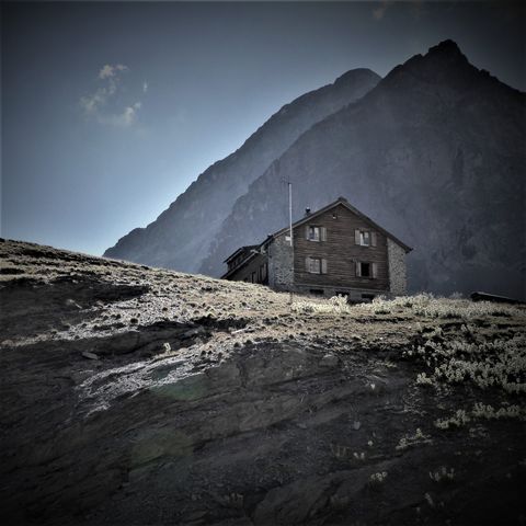Jenatsch Hütte in den Bergen Graubündens.