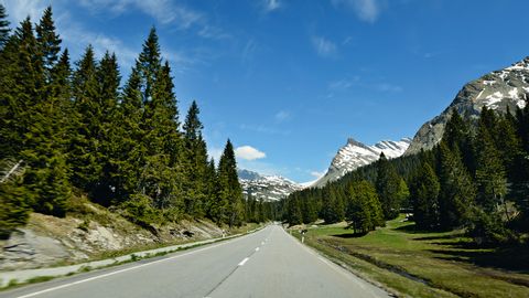 Strasse zwischen Chur und Bellinzona. Graubünden-Route. Veloferien mit Eurotrek.