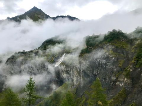 Von Wolken durchzogene Berglandschaften lassen sich auf der Wandertour von Eurotrek von Weisstannen zur Sardonahütte entdecken.