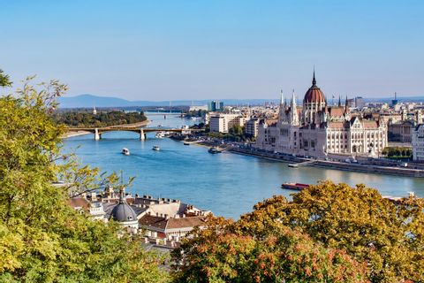 Budapest, Blick auf den Staddteil Pest mit Parlament