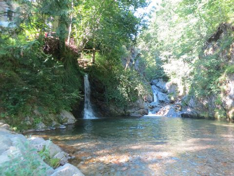 Sicht auf zwei Wasserfälle der Magliasina, die zum Baden einladen.