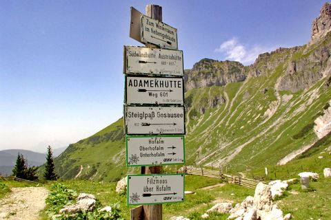 Wanderwegweiser am Dachstein Höhenweg