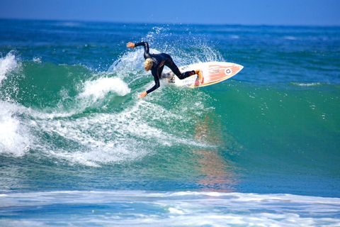 Surfer auf der Welle in Portugal