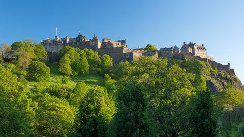 Eine Burg thront auf einem Hügel in der Nähe des Wanderwegs West-Highland-Way in Schottland.