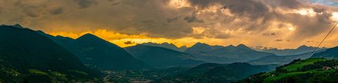 Sonnenaufgang über den Bergen in Brixen. 