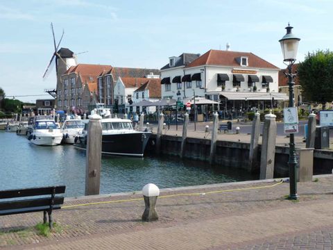 Blick auf Willemstad mit Häuschen und Restaurants.