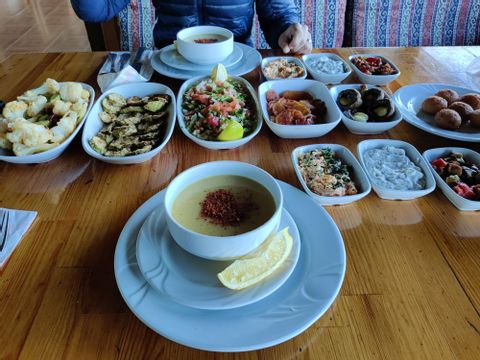Ein Tisch gedeckt mit türkischen Spezialitäten verteilt auf viele Teller 