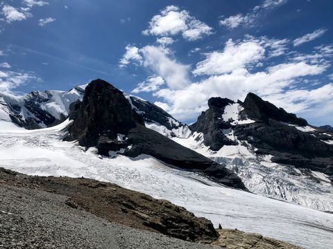 Der Blüemlisalpgletscher mit hohen Bergen im Hintergrund
