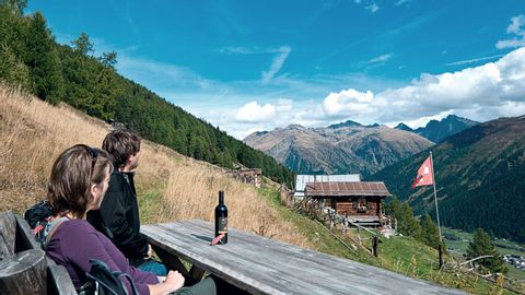Deux randonneurs profitent de la vue. Sentier d'altitude de la vallée de Conches. Vacances de randonnée avec Eurotrek.