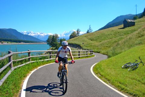 Cykelrutt längs sjö Reschensee